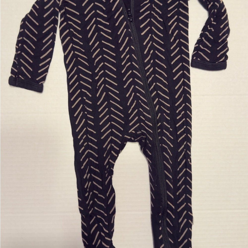 Kyte BABY Black and Cream Patterned Footie 6-12 months